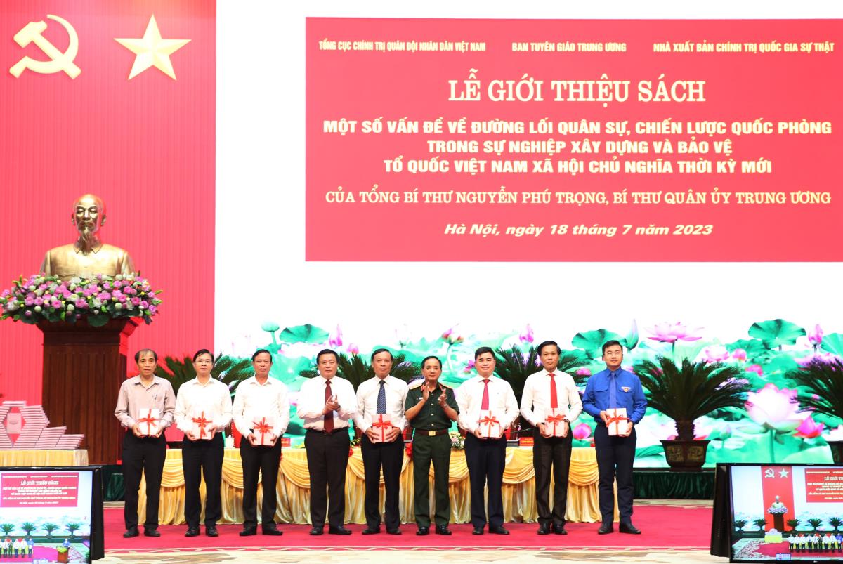 Trao sách “Một số vấn đề về đường lối quân sự, chiến lược quốc phòng trong sự nghiệp xây dựng và bảo vệ Tổ quốc Việt Nam xã hội chủ nghĩa thời kỳ mới” của Tổng Bí thư Nguyễn Phú Trọng tặng đại biểu các bộ, ban, ngành.