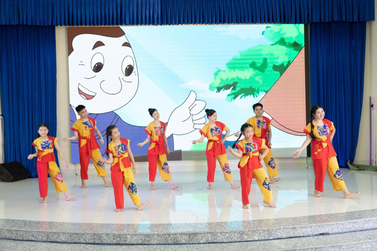 A group of children dancing on a stage

Description automatically generated