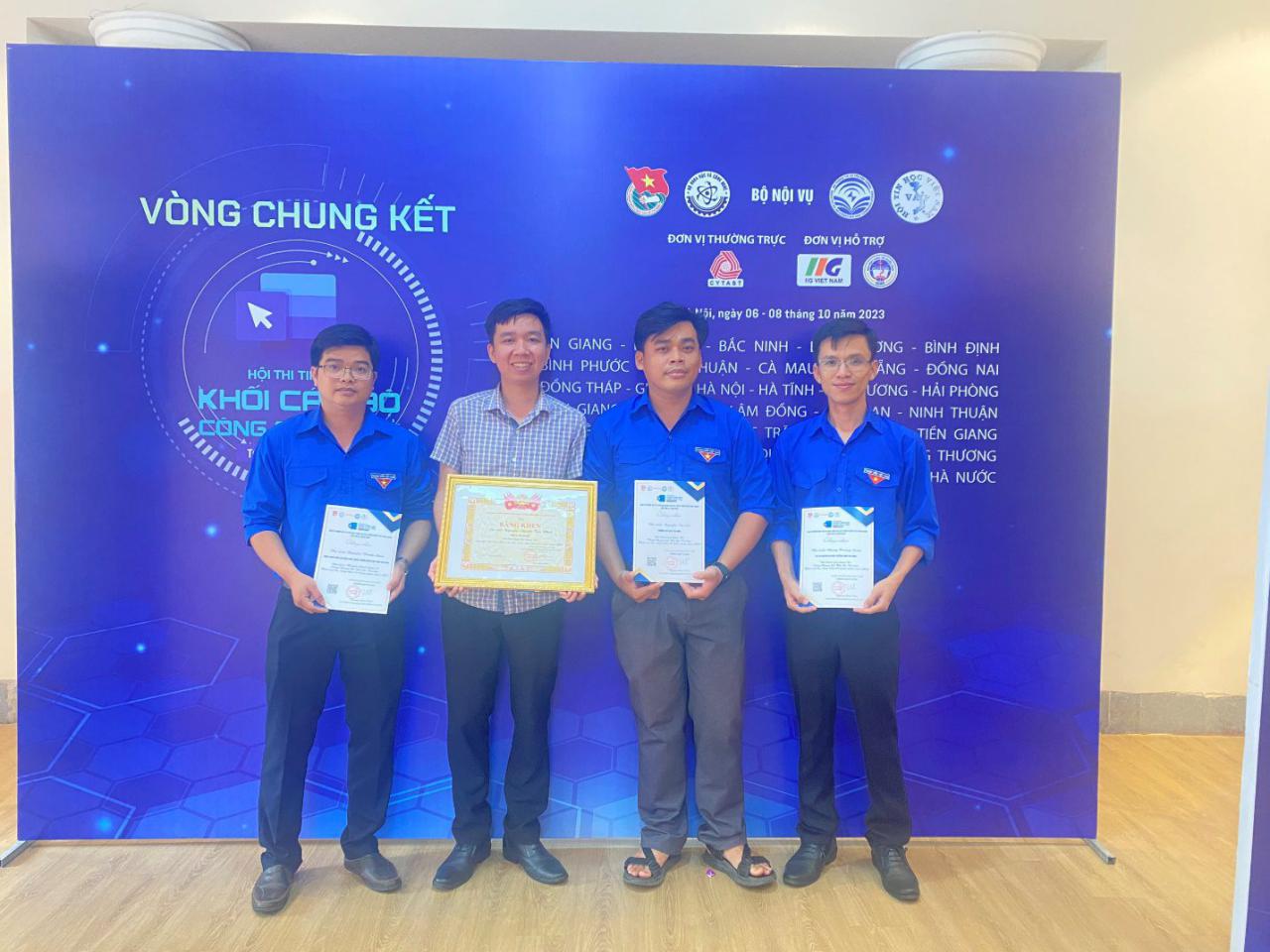 A group of men holding certificates

Description automatically generated