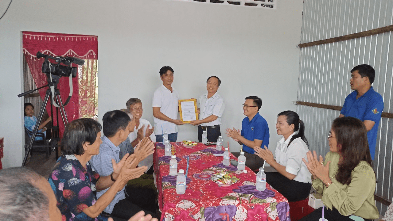 A group of people clapping at a table
Description automatically generated