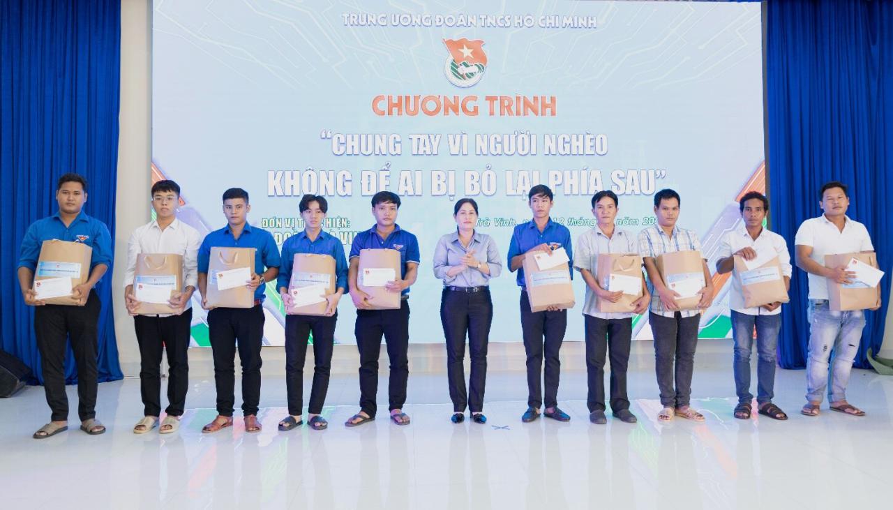 A group of people holding boxes

Description automatically generated