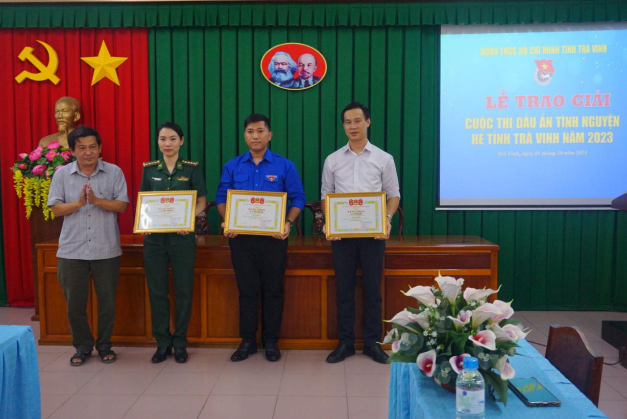 A group of people holding certificates
Description automatically generated