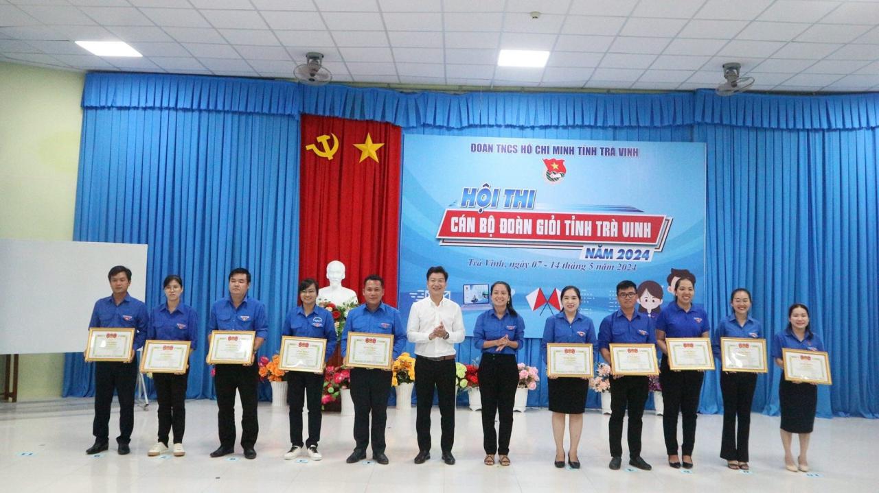 A group of people holding certificates Description automatically generated