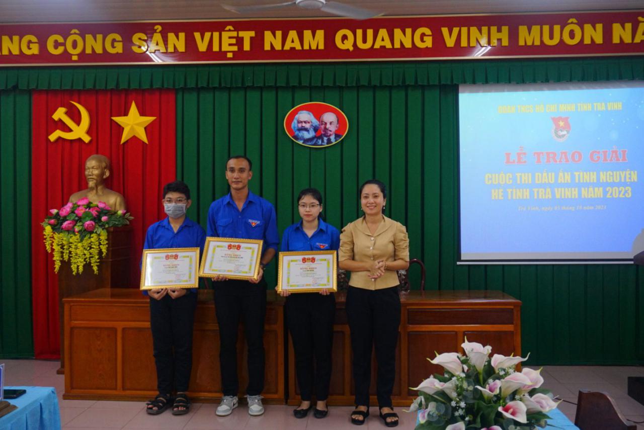 A group of people holding certificates
Description automatically generated