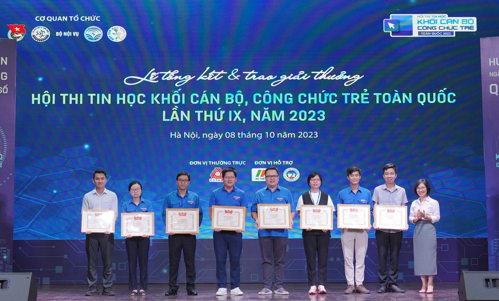 A group of people holding certificates

Description automatically generated