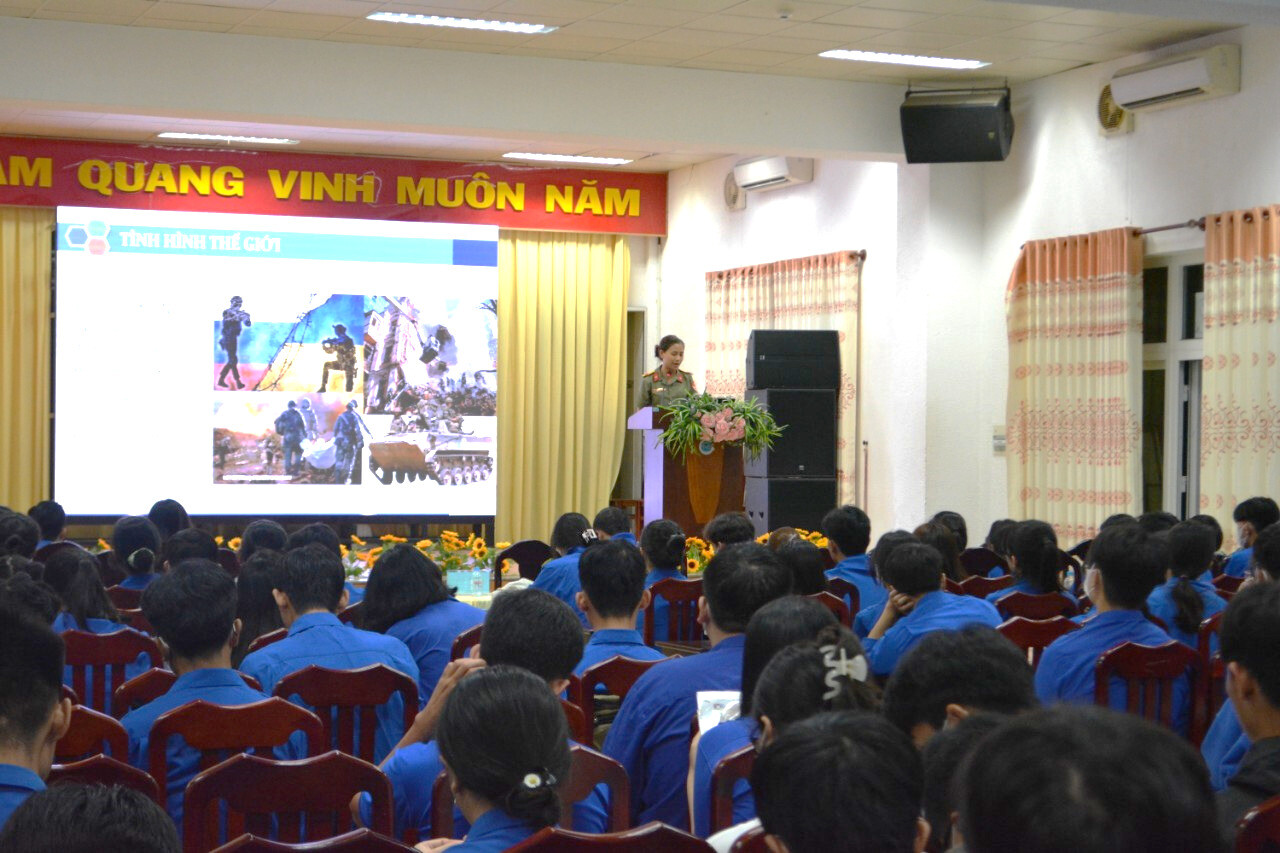 A group of people in a room
Description automatically generated