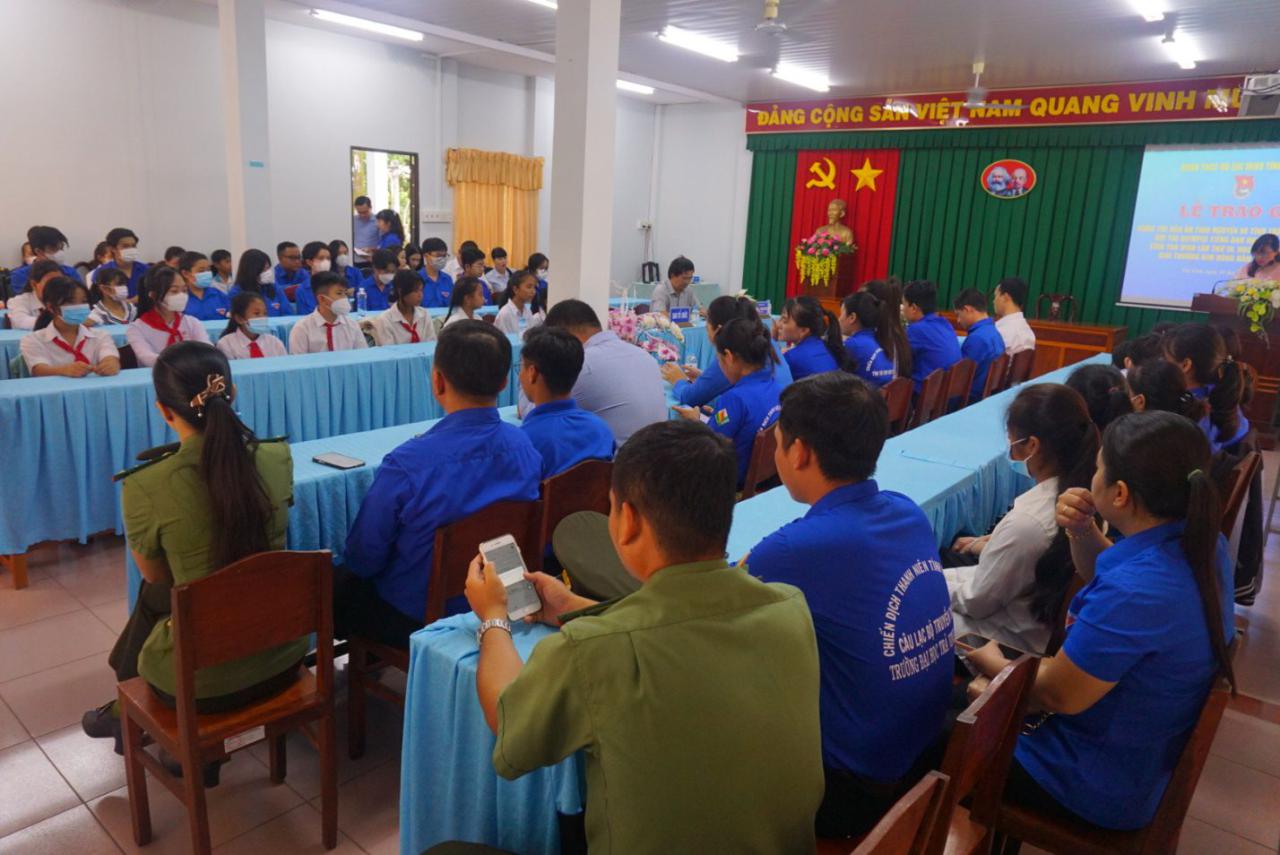 A group of people sitting at tables
Description automatically generated