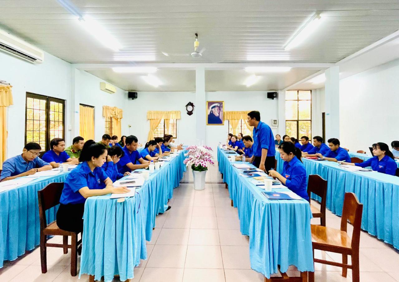 A group of people sitting at tables in a room

Description automatically generated
