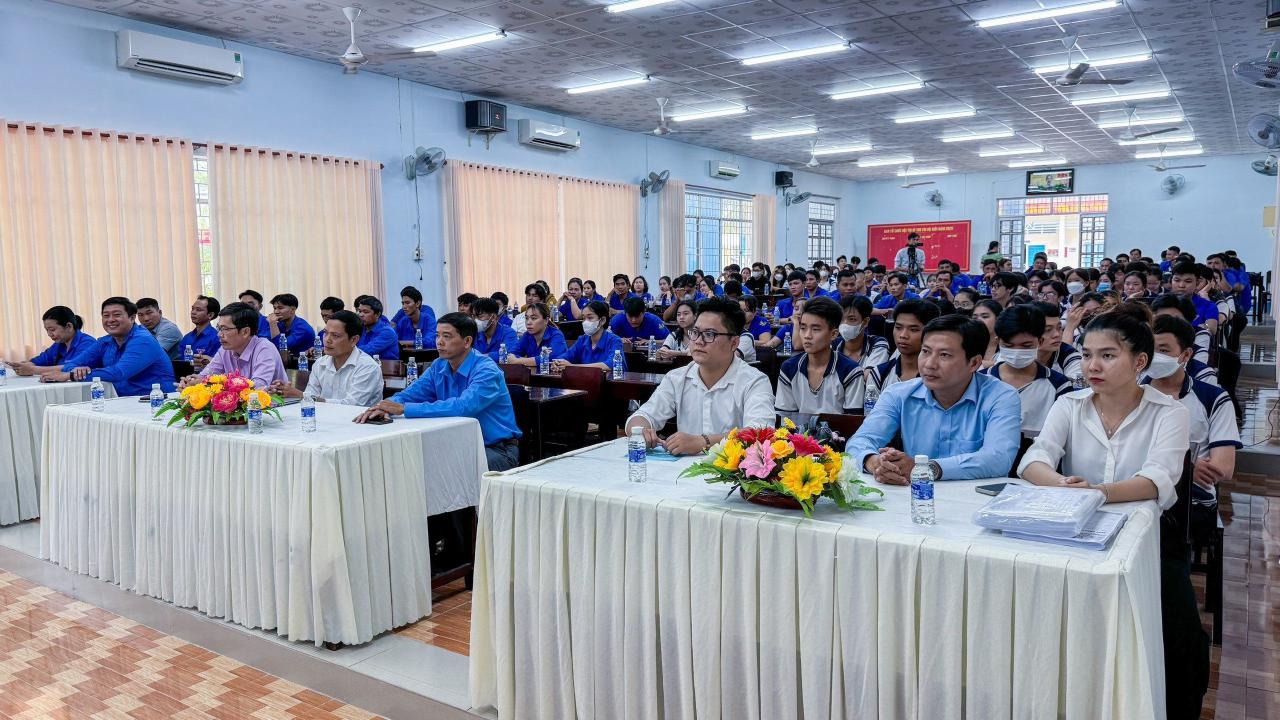 A group of people sitting at tables in a room Description automatically generated