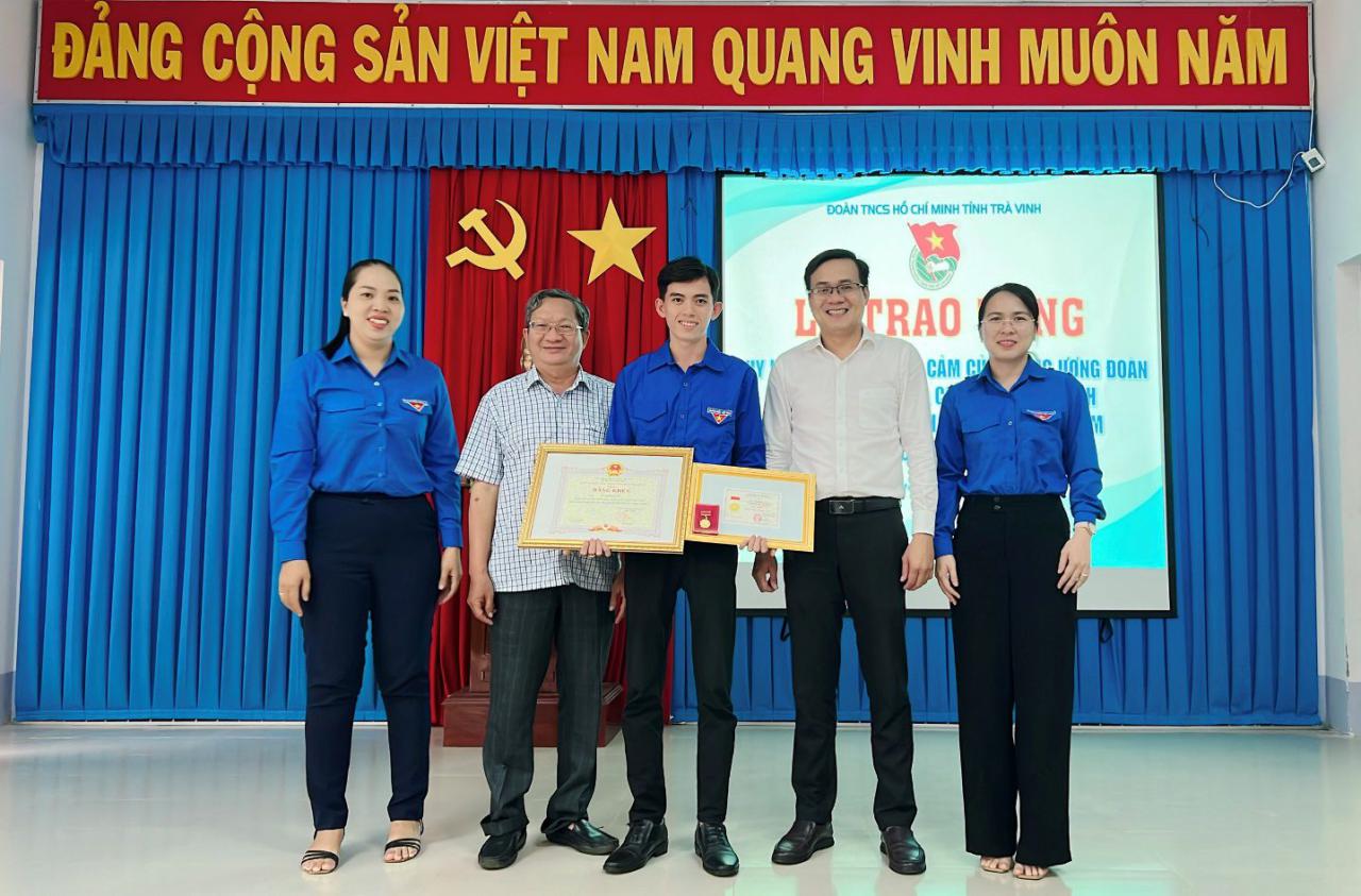 A group of people standing on a stage

Description automatically generated