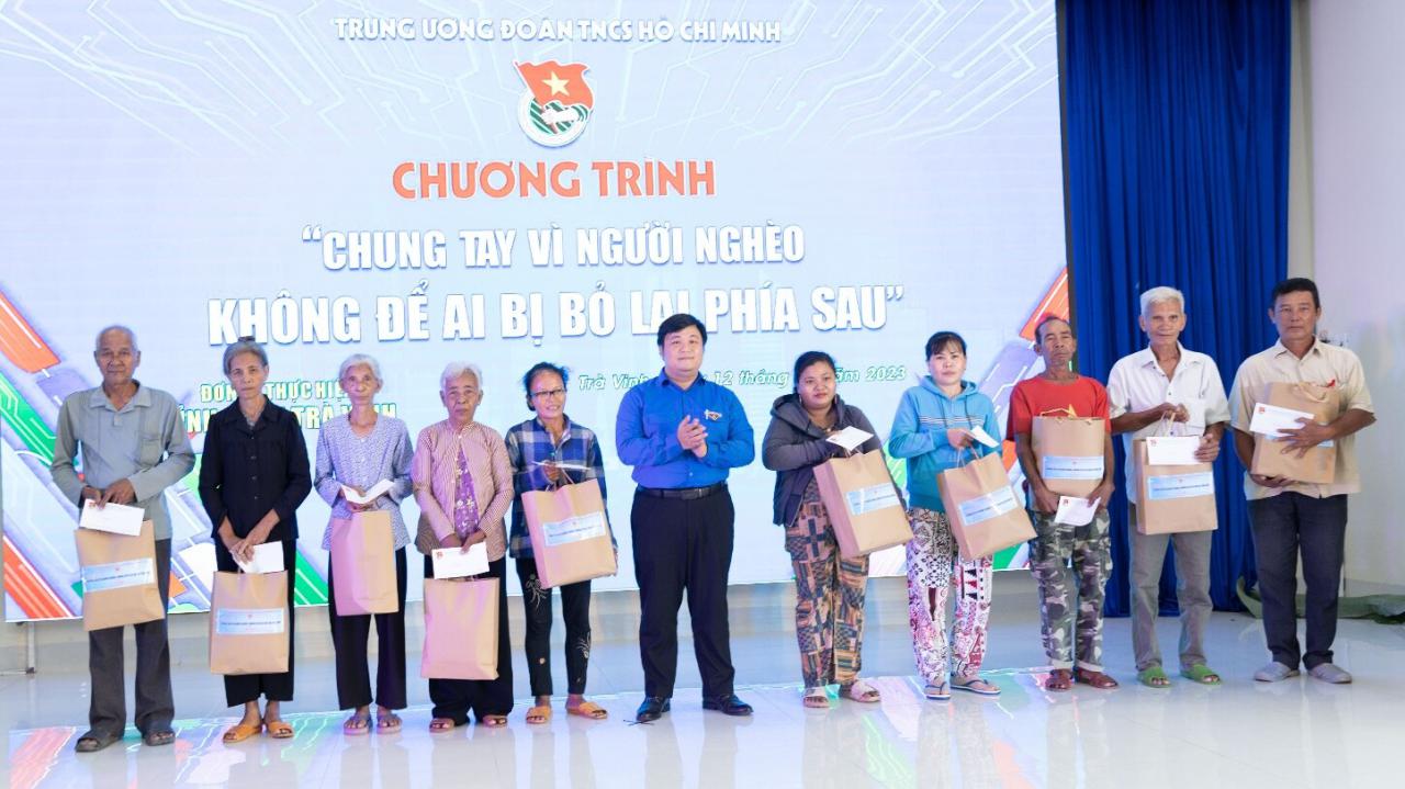 A group of people standing on a stage

Description automatically generated