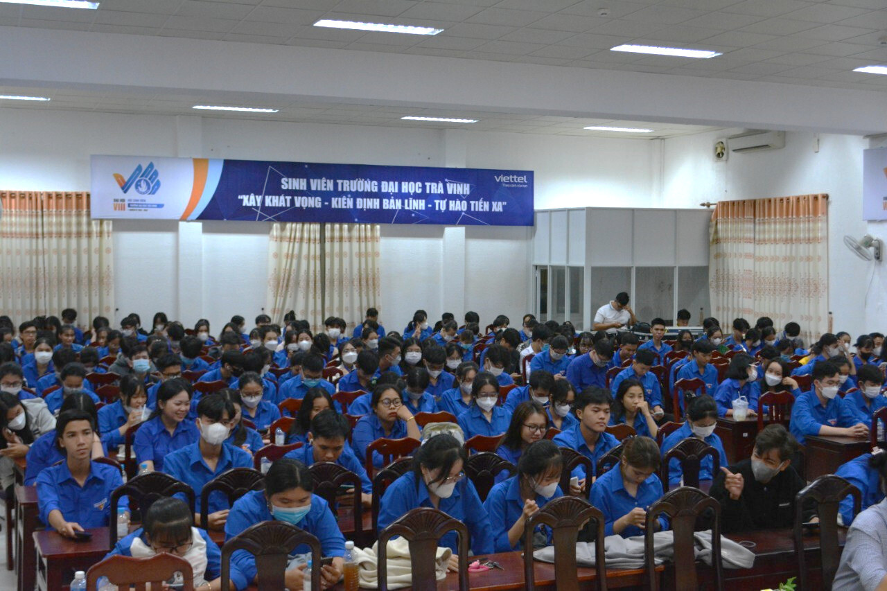 A group of students in a classroom
Description automatically generated