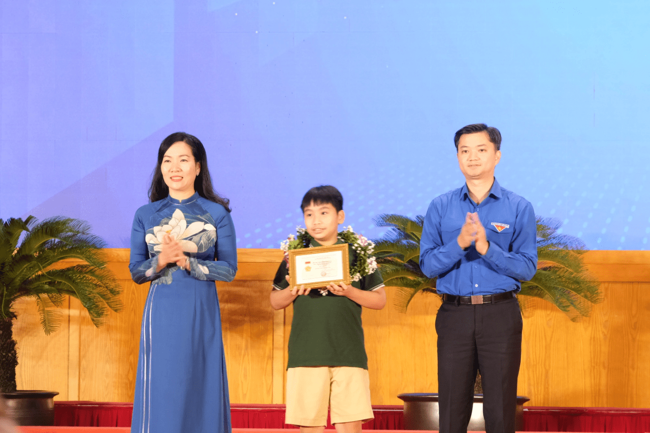6 thí sinh chiến thắng Tin học trẻ toàn quốc năm 2023 - Ảnh 1. Anh Nguyễn Minh Triết - bí thư Trung ương Đoàn, chủ tịch Trung ương Hội Sinh viên Việt Nam và bà Nguyễn Thị Hạnh - phó chủ tịch UBND tỉnh Quảng Ninh - trao giải nhất cho thí sinh - Ảnh: HÀ THANH