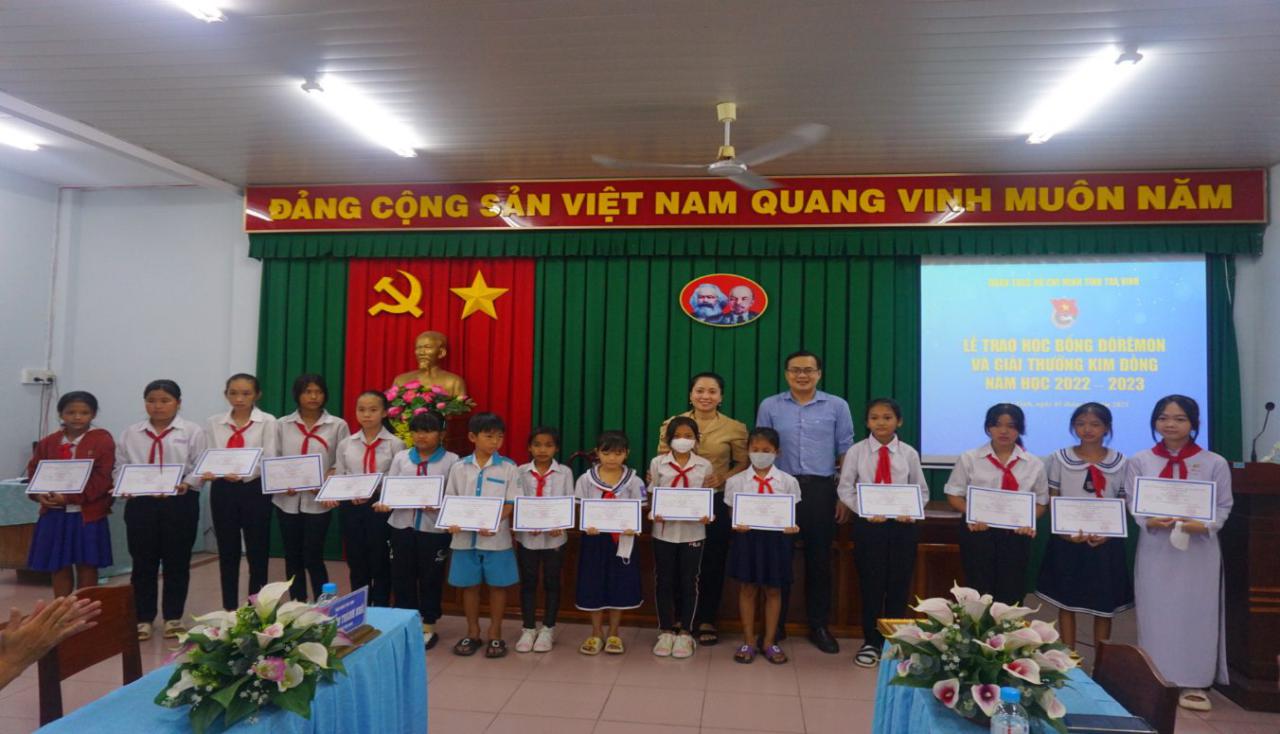 C:\Users\Administrator\Desktop\ảnh trao giải\z4755612895166_1348b23ac90d7eb59e58fecdedddf0ba.jpg