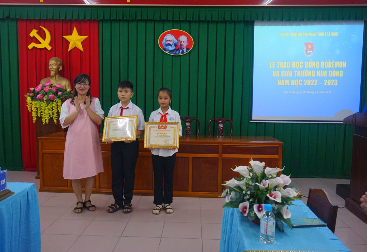 C:\Users\Administrator\Desktop\ảnh trao giải\z4755612889040_3b74a7b9074f9c28f36e0a39aea8b0cb.jpg