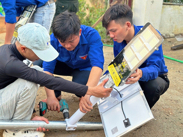 'Cõng' điện, đưa nước sạch về bản- Ảnh 1.