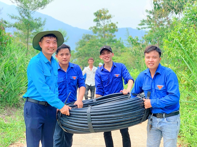 'Cõng' điện, đưa nước sạch về bản- Ảnh 2.