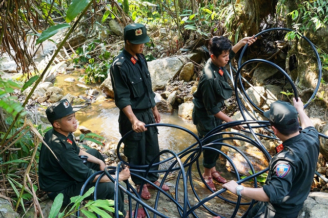'Cõng' điện, đưa nước sạch về bản- Ảnh 3.