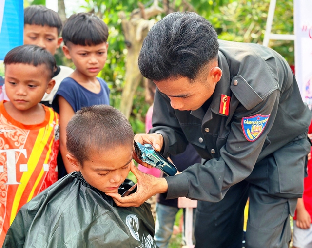 'Cõng' điện, đưa nước sạch về bản- Ảnh 4.