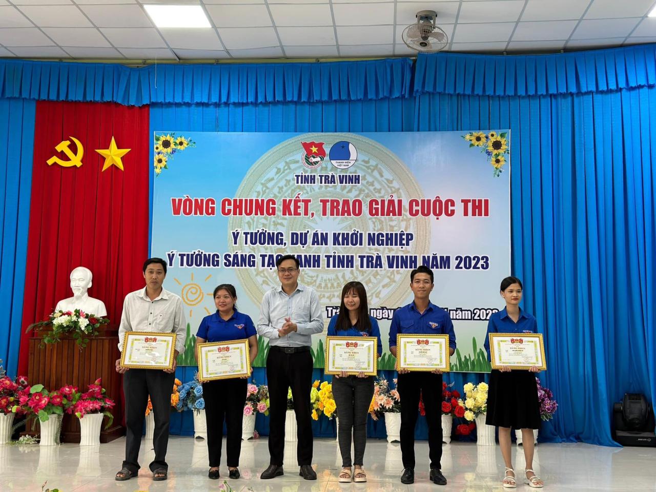 D:\Diễm My 2023. MINH CHỨNG TWĐ.15\hình\hình trao giải cuộc thi sáng tạo xanh.jpg