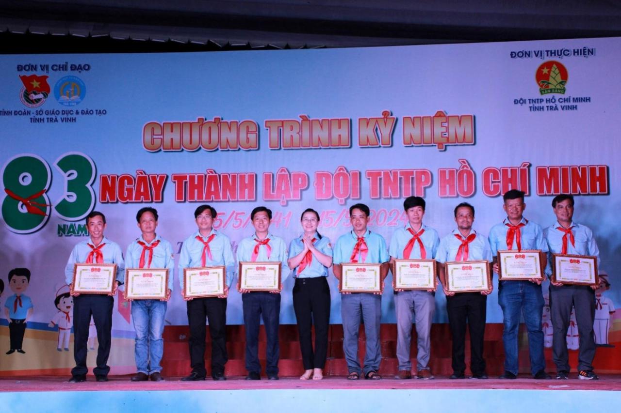 E:\THẢO MY. HỘI ĐỒNG ĐỘI NĂM HỌC 2023 - 2024\Tin bài (09.5) Ảnh Kỷ niẹm 83 năm\z5426046045428_01a1660fcf2966c87e8796e200483b11.jpg