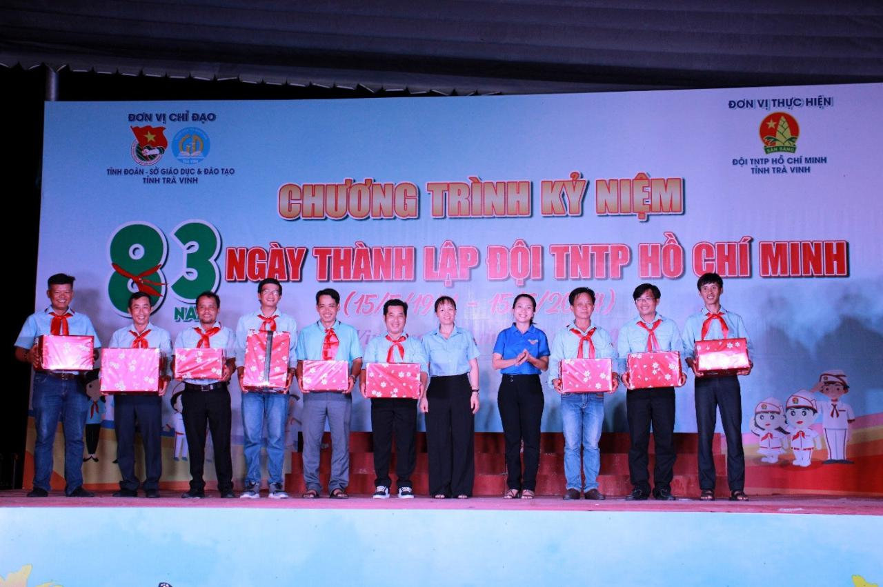 E:\THẢO MY. HỘI ĐỒNG ĐỘI NĂM HỌC 2023 - 2024\Tin bài (09.5) Ảnh Kỷ niẹm 83 năm\z5426046045602_57ef61272344f43348e495b7ad7e9d88.jpg