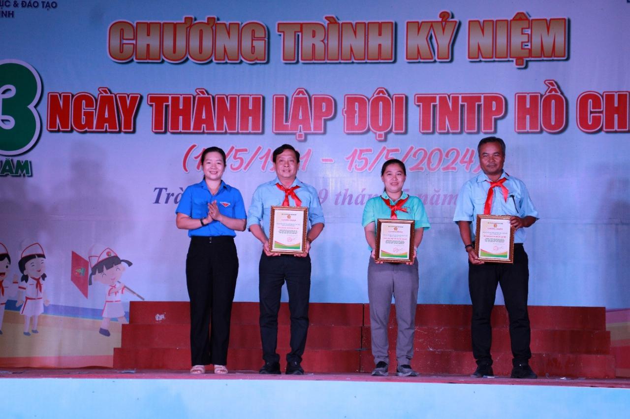 E:\THẢO MY. HỘI ĐỒNG ĐỘI NĂM HỌC 2023 - 2024\Tin bài (09.5) Ảnh Kỷ niẹm 83 năm\z5426046045604_571c8abb8ff089efced19934e5a54c83.jpg