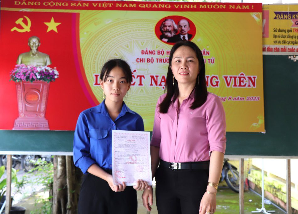 F: THANG-HUYEN ĐOAN\NAM 2023\CÔNG TÁC ĐOÀN\ẢNH HOẠT ĐỘNG\KET NAP DANG VIEN THPT.JPG