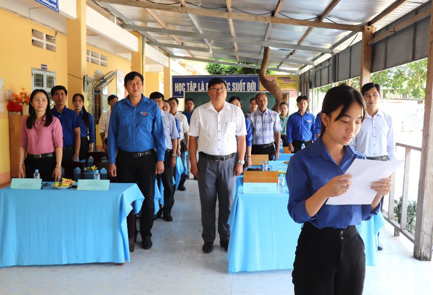 F: THANG-HUYEN ĐOAN\NAM 2023\CÔNG TÁC ĐOÀN\ẢNH HOẠT ĐỘNG\KET NAP DANG VIEN THPT.JPG