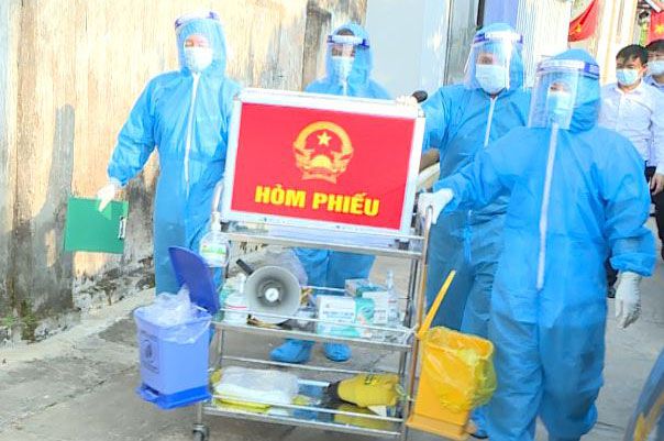 UBND xã Hiệp Thuận, huyện Phúc Thọ, Hà Nội tổ chức diễn tập tình huống về bầu cử trong bối cảnh dịch bệnh Covid-19 diễn biến phức tạp, tại nhà văn hóa số 4 thôn Hiệp Lộc 2. (khu vực bỏ phiếu số 4).
