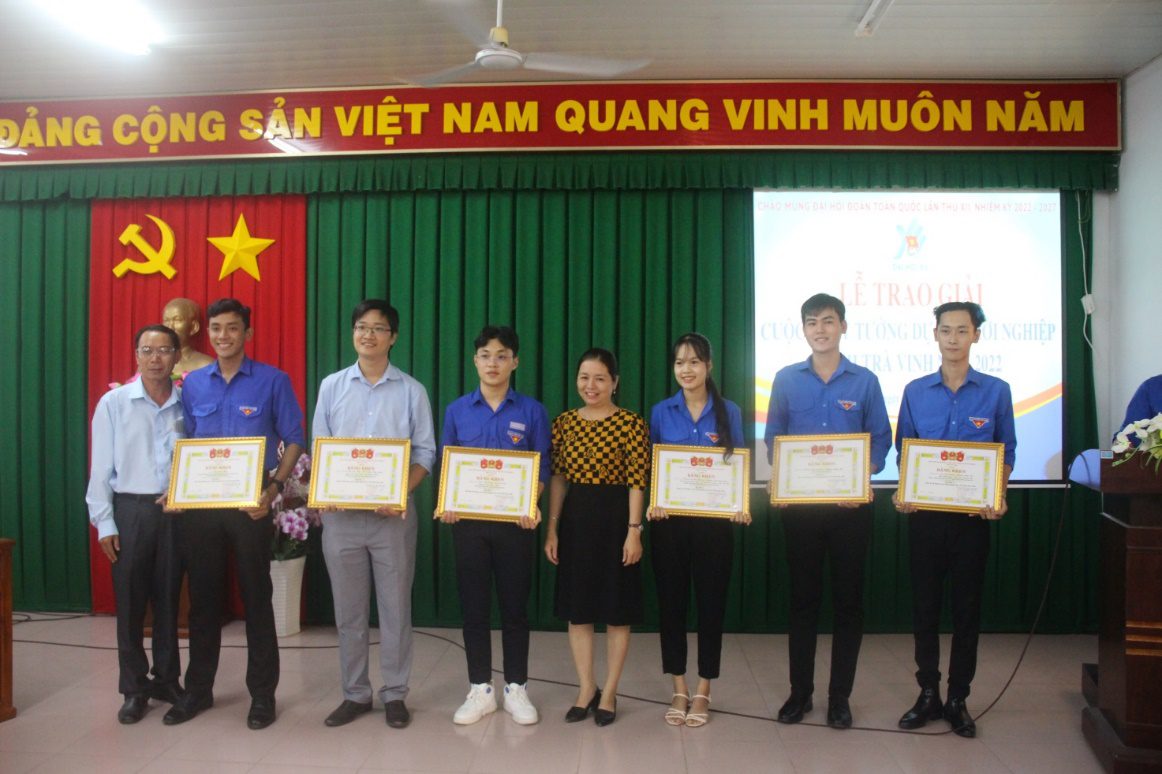 A group of people holding certificates Description automatically generated