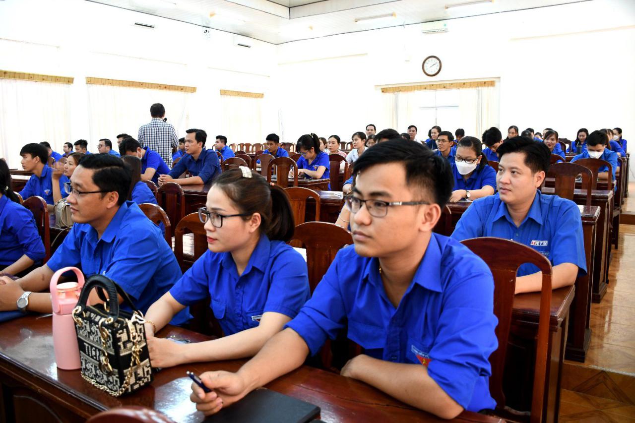 A group of people in a room
Description automatically generated with medium confidence