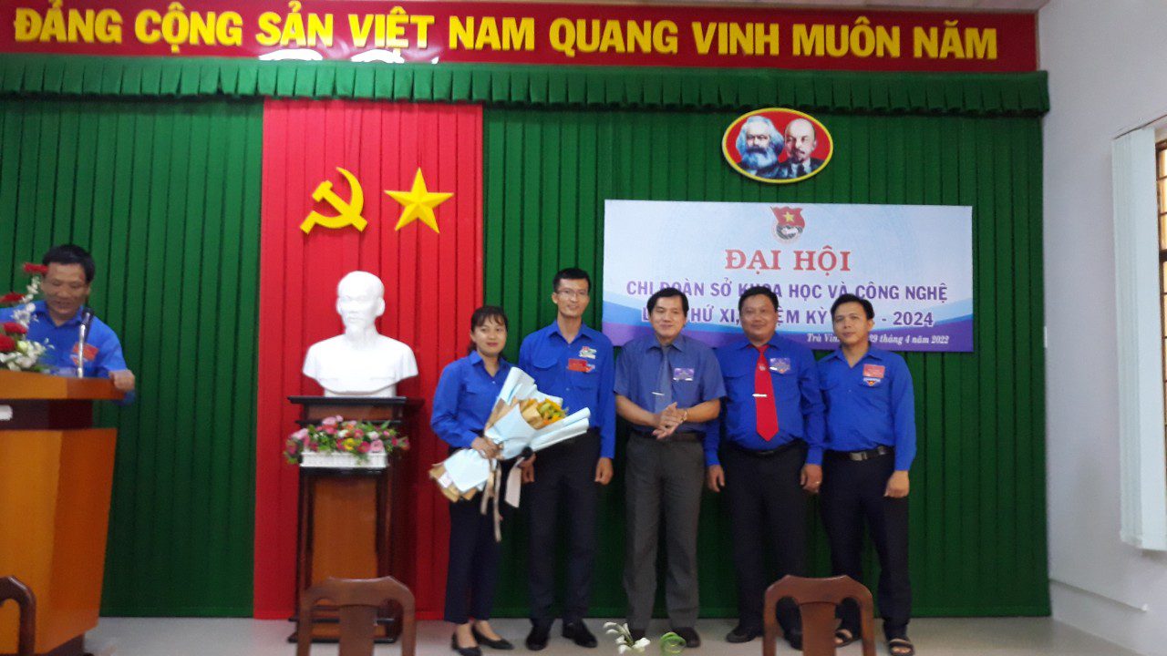 A group of people posing for a photo

Description automatically generated with medium confidence