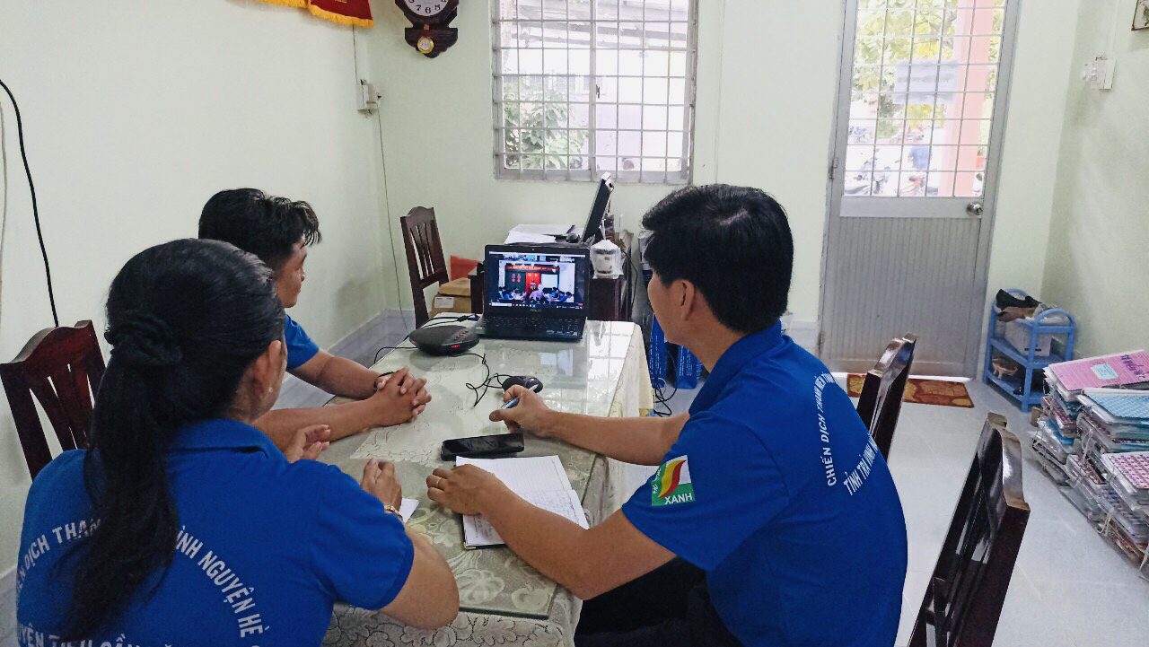 A group of people sitting around a table Description automatically generated with medium confidence