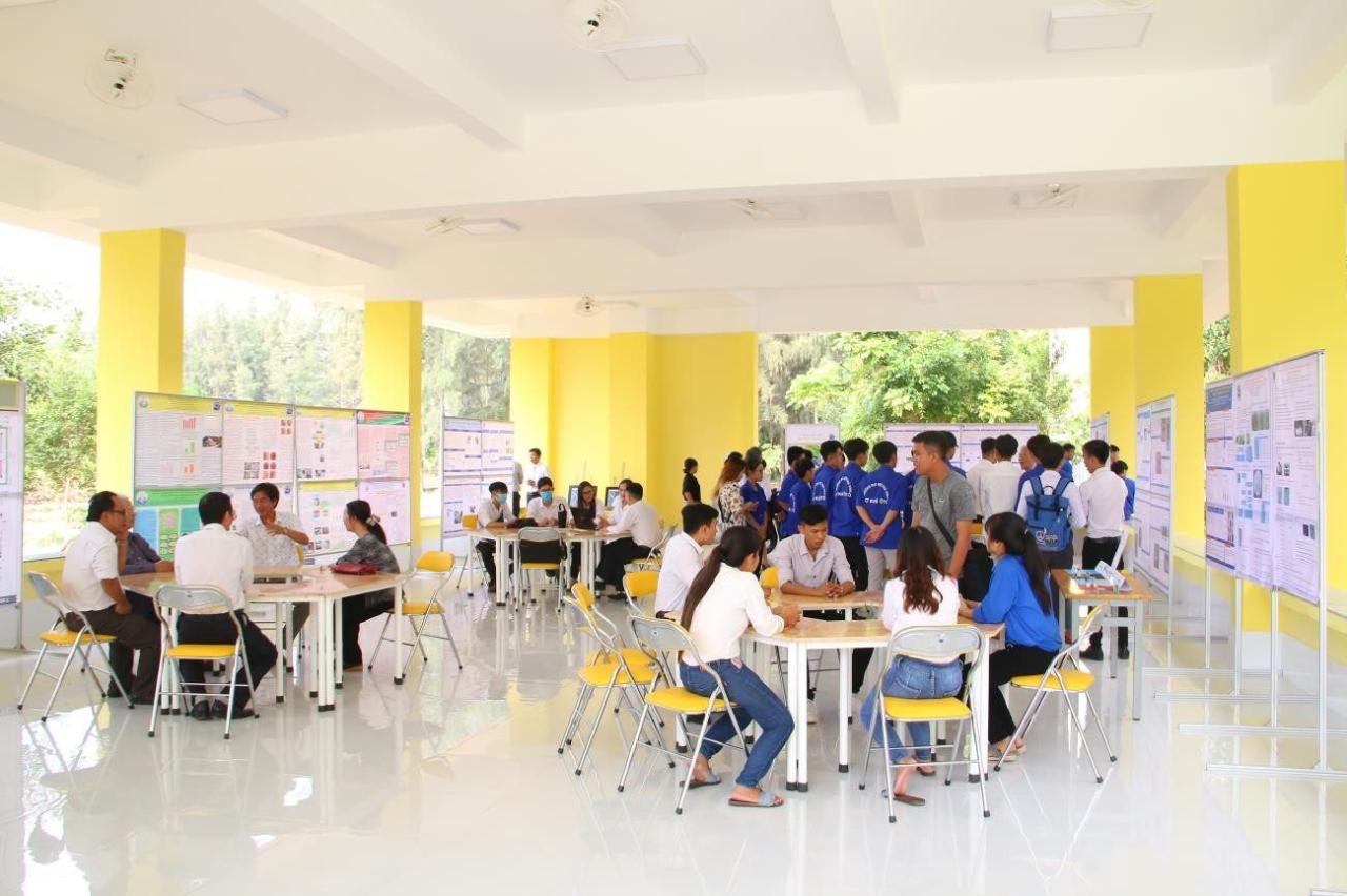 A group of people sitting at tables

Description automatically generated with medium confidence