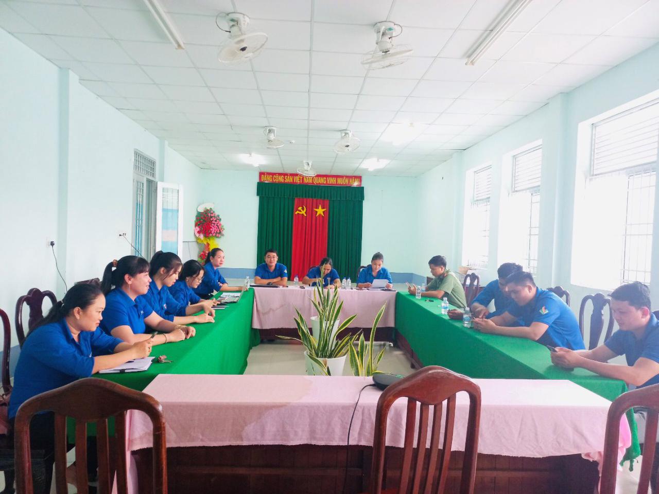 A group of people sitting at tables Description automatically generated with medium confidence