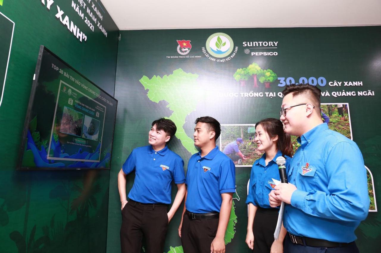 A group of people standing in front of a screen

Description automatically generated with medium confidence