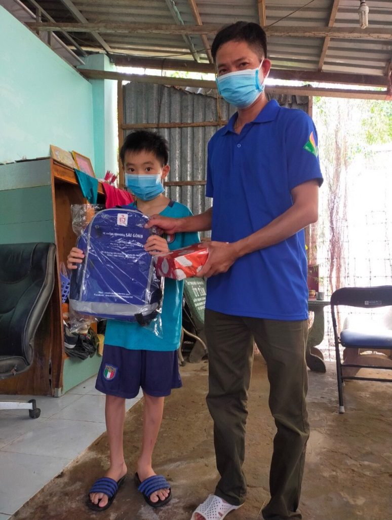 C:\Users\Administrator\Desktop\tặng balo, căp cho các em thiếu nhi khó khăn.jpg