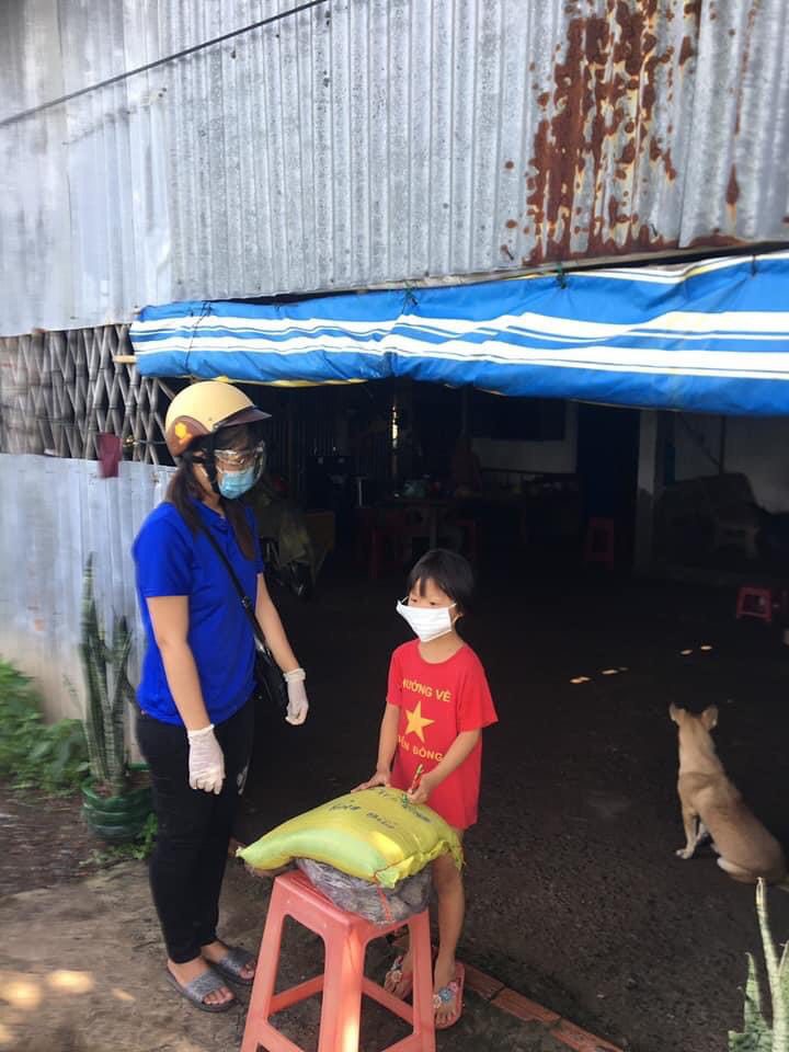 C:\Users\Administrator\Desktop\tặng quà cho các em thiếu nhi gia đình người bán vé số.jpg