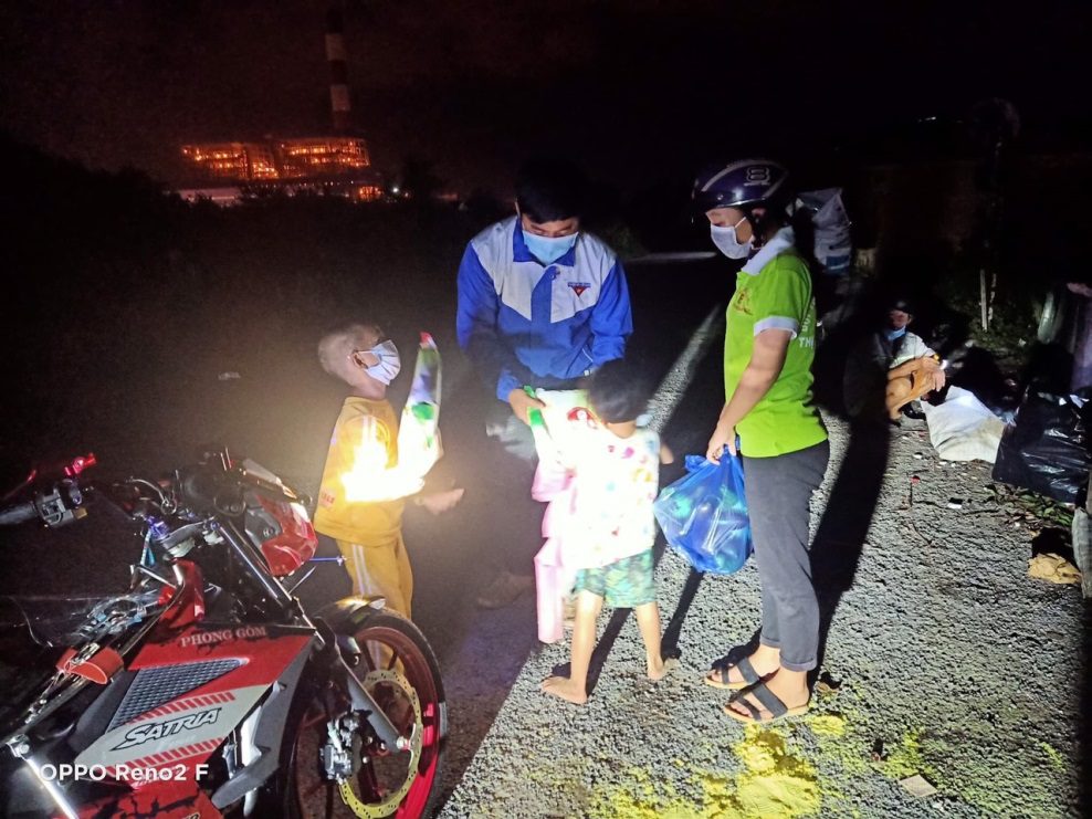 C:UsersAdministratorDesktoptình nguyện viên tại chốt trực tặng quà cho các em thiếu nhi con em bán vé số.jpg