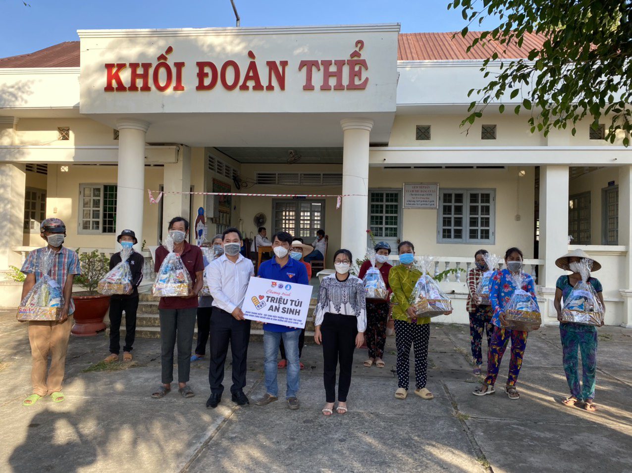 C:\Users\user\Downloads\Đoàn Trường Đại học Trà Vinh trao quà Triệu túi an sinh tại UBND xã Trường Long Hòa.jpg