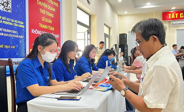 Chuyển đổi số: Hỗ trợ người dân dùng smartphone - Ảnh 1. Chuyển đổi số: Hỗ trợ người dân dùng smartphone - Ảnh 1.