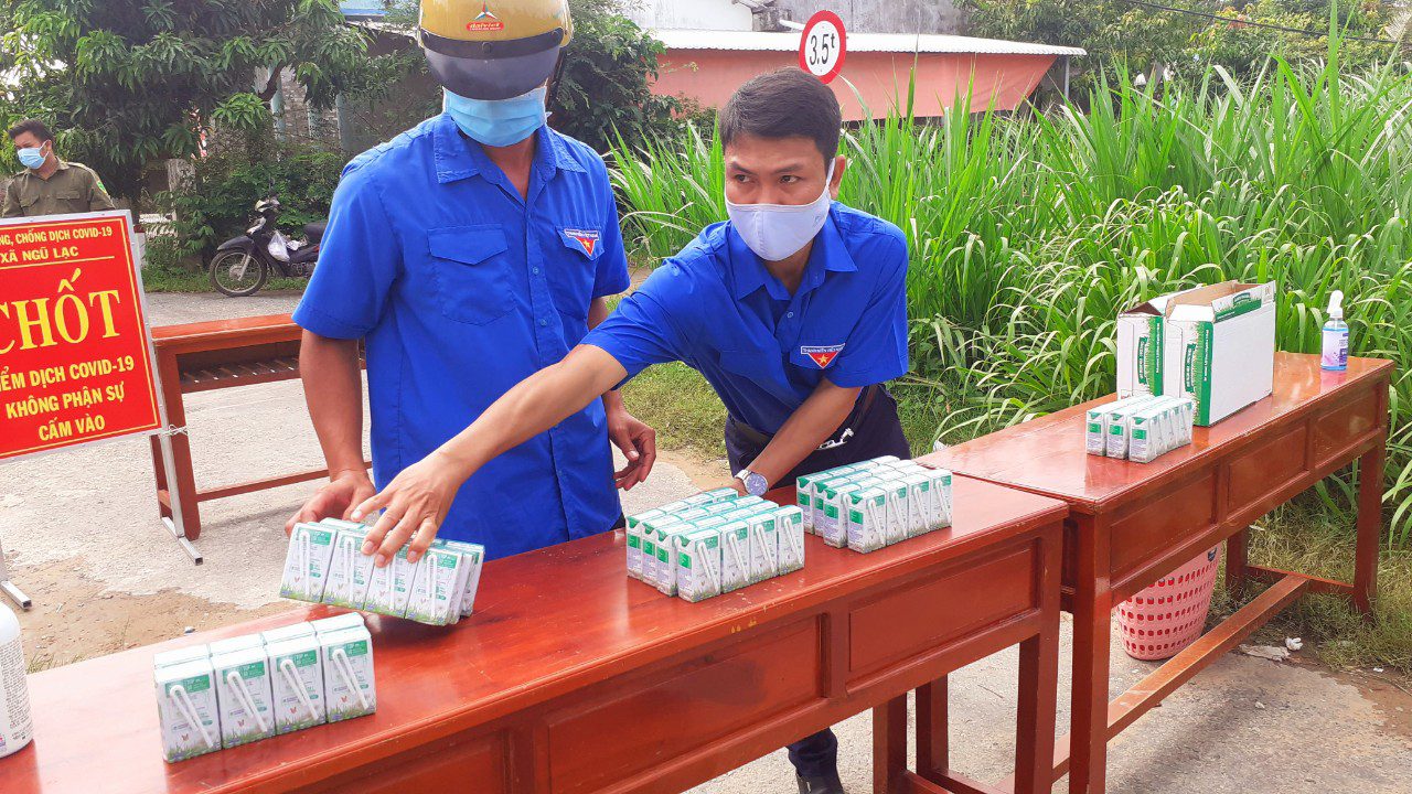 D: LÊ VĨNH LÂM\Năm 2021\Hình ảnh, tin bài\Tặng sữa trẻ em khu vực phong tỏa cách ly\z2644367432717_15c001037551137fb80b2b5de5bc7063.jpg