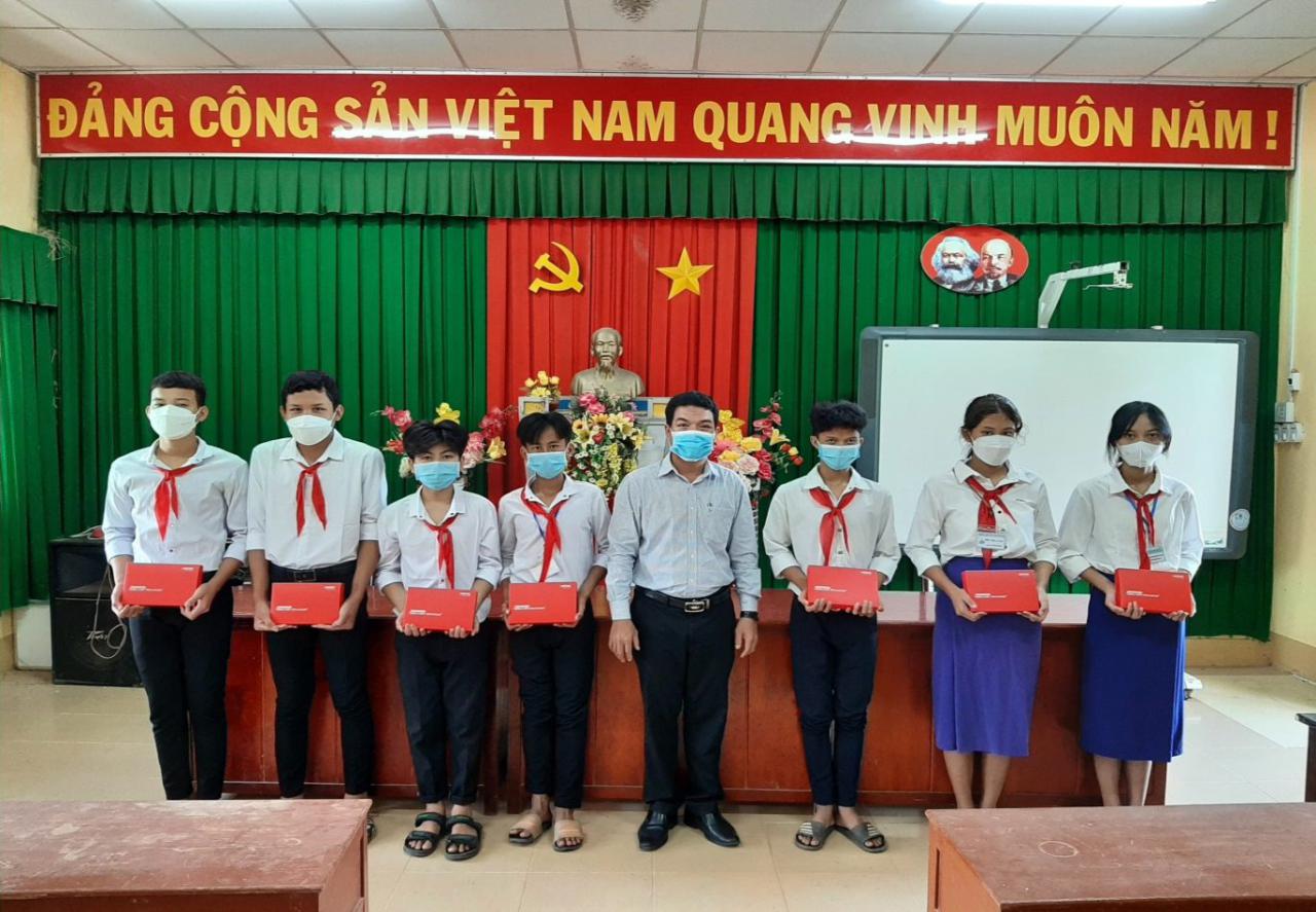 D: LÊ VĨNH LÂM\Năm 2022\Hình ảnh, tin bài\Mạnh thường quân tặng máy tính cho em\z3102031743590_55278f5094bbaaae4385acc1694ffff6.jpg