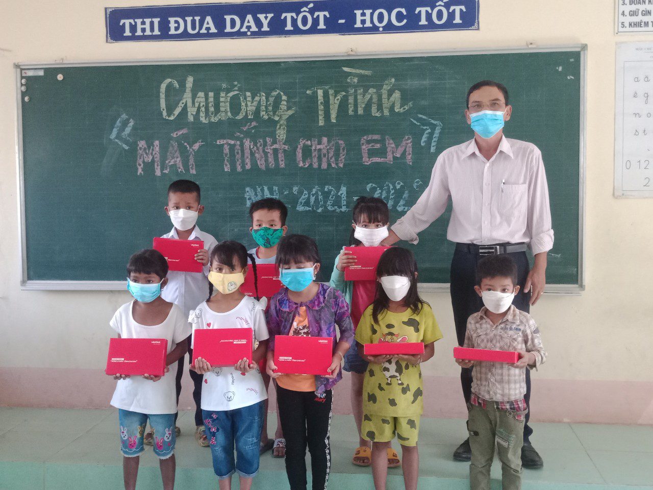 D: LÊ VĨNH LÂM\Năm 2022\Hình ảnh, tin bài\Mạnh thường quân tặng máy tính cho em\z3100719197189_2b585543deac89a38134aa79180154e4.jpg