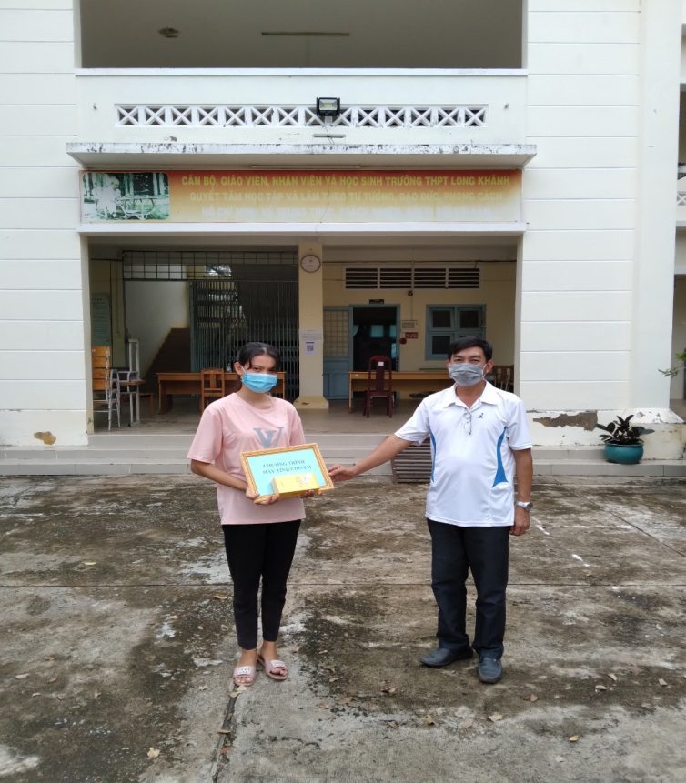 D: LÊ VĨNH LÂM\Năm 2022\Hình ảnh, tin bài\THPT LK vườn rau tiếp bước em đến trường\z3113141138626_8adf2b377188fb29abeb9cea7d439c44.jpg