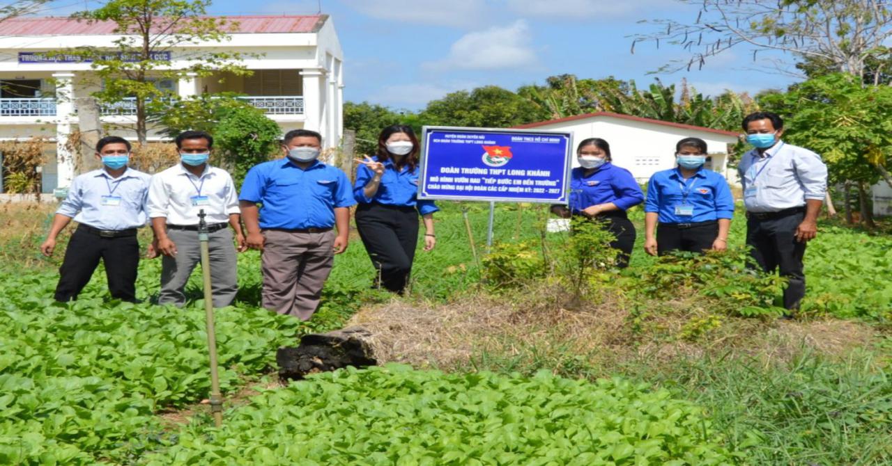 D: LÊ VĨNH LÂM\Năm 2022\Hình ảnh, tin bài\THPT LK vườn rau tiếp bước em đến trường\z3144677732220_ba5e694586abc9f00ddc840d12d346ff.jpg