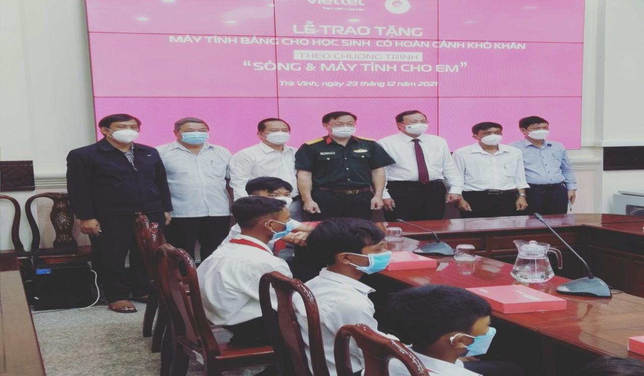 D: LÊ VĨNH LÂM\Năm 2022\Hình ảnh, tin bài\Viettel tặng máy tính bản hs THCS NL\z3046101237616_759be88958c200fbe0ec7df289ec570c.jpg