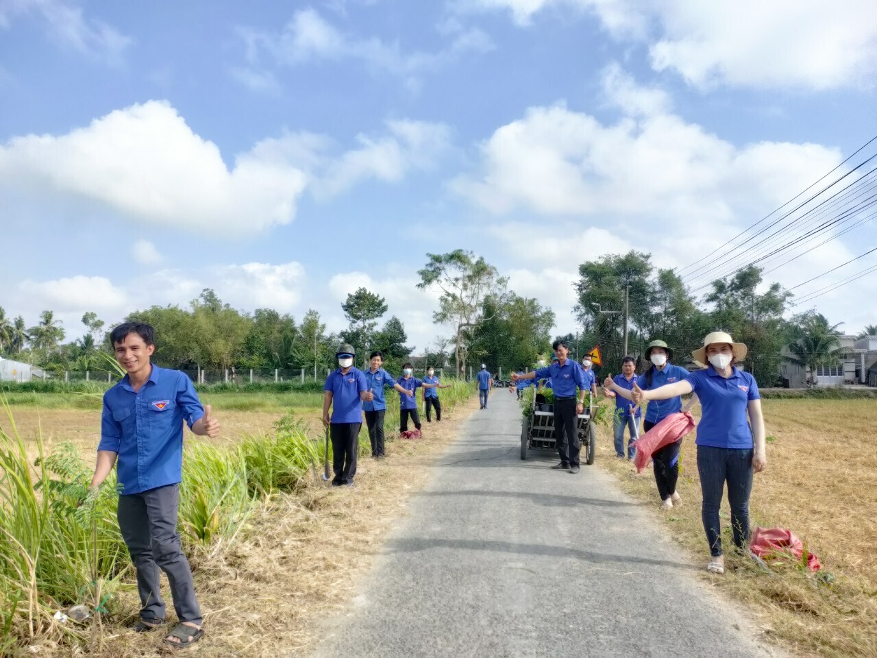 D:\Diễm My 2023. MINH CHỨNG TWĐ.10\hình. hình xây dựng tuyến đường hoa\z4843775282913_9ebb7c8ac0ac38ea0e702a20ad10e9ac.jpg