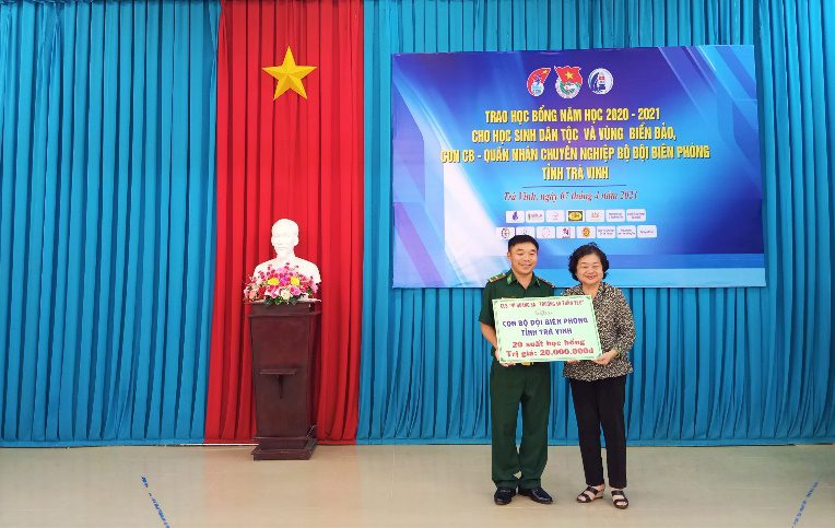 D:\DULIEU D HOI DONG DOI\NAM HOC 2020 - 2021.HINH HOAT DONG\CAP TINH\VU A DINH 2021\ANH DA SUA\TRAO HOC BONG BIEN PHONG.jpg